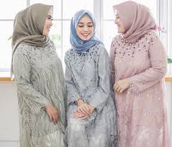 Baju gamis masih tetap menjadi tren dan pilihan utama para muslimah yang ingin tampil modis dan cantik di tahun ini. 16 Model Baju Gamis Brokat Terbaru 2019 Gamis