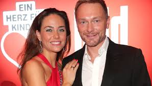 Bei den festspielen in bayreuth präsentierte lindner die schöne franca lehfeldt der öffentlichkeit. Christian Lindner Freundin Franca Lehfeldt Mit Flechtfrisur Dirndl Wow Was Fur Ein Anblick Bunte De