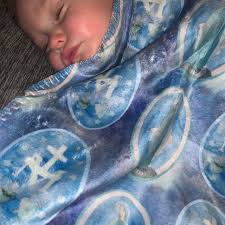 Couverture catholique bleue en sherpa avec hochet Enfant Jésus