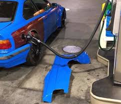 オーバーフェンダー装着車への給油はこうする 給油の都度フェンダーを外すbmwが目撃に picdump