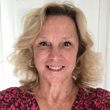 Dee Hackett's Instagram, Twitter & Facebook