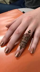 2018 2019 Top One Finger Mehndi Trends Womenitems Com Simple Henna Tattoo Finger Henna Designs Henna Tattoo Designs Simple