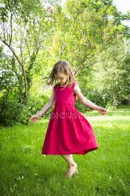 About press copyright contact us creators advertise developers terms privacy policy & safety how youtube works test new features press copyright contact us creators. Menina Dancando No Prado Espaco De Copia Crianca Stock Photo 165711340