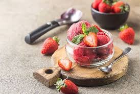 J'y ajoute quelques fraises et un peu de chantilly pour les gourmands, et voilà un beau dessert du dimanche ! Laurent Mariotte Devoile Sa Recette Du Sorbet Fraise Basilic Sans Sorbetiere Et C Est Un Delice