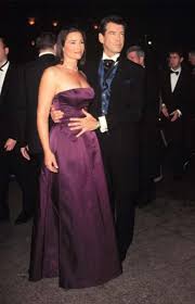 Das beweist nun wieder eine alte aufnahme, die die frau von pierce brosnan mit pferdeschwanz und baby auf dem arm in ihren 30ern zeigt. Liebe Ohne Ablaufdatum Pierce Brosnan Und Keely Shaye Kurier At