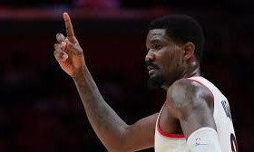 Lakers get their center, agree to two-year contract with former No. 1 pick Deandre Ayton