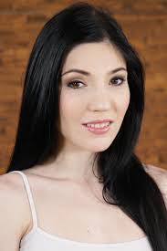 Mia Evans's Instagram, Twitter & Facebook