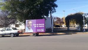 La vía pública continúa siendo el foco político: llega cartelería móvil,  una innovación en época de campaña