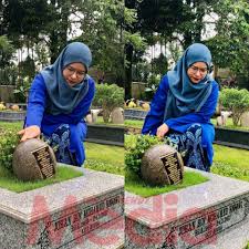 Find nora ariffin's contact information, age, background check, white pages, relatives, social networks, resume, professional records & pictures. Nora Ariffin Kongsi Foto Di Pusara Arwah Suami Kapsyen Di Ig Undang Sebak Di Sanubari Media Hiburan
