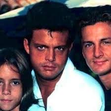 La productora de 'luis miguel, la serie', cuya primera temporada terminó el domingo pasado, dejó entrever que el 'sol de méxico' ya conoce dónde está su madre, marcela basteri, quien desapareció en 1986 de su vida y la de sus hermanos. Asi Era Marcela Basteri Madre De Luis Miguel Revelan 12 Datos Show News
