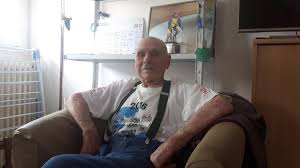 Robert marchand, le centenaire le plus connu de france, auteur d'un record mondial de l'heure en cet ancien motard, 78 ans, a accroché des photos de «robert» ou «monsieur marchand» en face de. Que Devient Le Cycliste Robert Marchand Depuis Son Record Du Monde De L Heure A 105 Ans