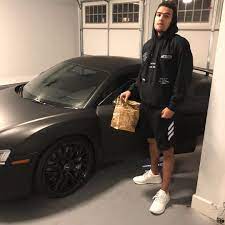 Trae has a younger brother and two younger sisters. Trae Young Wiki 2021 Girlfriend Salary Tattoo Cars Houses And Net Worth