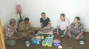 Panji adalah sosok guru honorer bergaji rp 300 ribu yang diberi hadiah tas, sepatu, hingga saat itu, panji mampir ke kantornya dan bilang, motor kesayangannya mogok di depan kantor kristiawan. Aksi Mogok Guru Honorer Begini Akhir Ceritanya Radio R2b Rembang