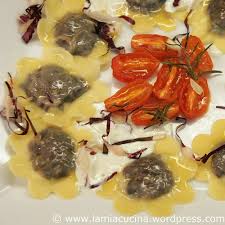 Gewürze, haselnüsse und mandarinenschale beifügen, mischen, über den trevisano verteilen. Ravioli Von Geschmortem Radicchio Trevisano Lamiacucina