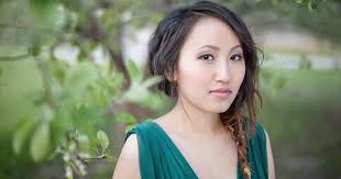 Literary Rambles: LORI LEE INTERVIEW AND GATES OF THREAD AND STONE GIVEAWAY