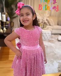 Hoje os parabéns vai pra essa lindeza do dindo. Esse serzinho de um coração  tão puro e inocente que por onde vai contagia todos com seu amor. Parabéns  Maria Valentina que papai