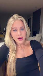 Samantha Robichaud's Instagram, Twitter & Facebook