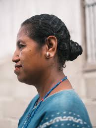 Sore itu setelah mewarna, Nona Eta mencoba salah satu anting terbaru kami.  “Bisa seperti ini sisa bahan tenun” katanya. “Cantik” Perkenalkan Anting  Tutu. Bagian cangkang (emban) anting dibuat oleh seniman perak di