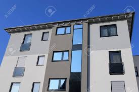 Les peinture moderne des maisons sont très populaires aux north america, en western europet en eastern europe. Maison Residentielle Avec Peinture Facade Moderne Banque D Images Et Photos Libres De Droits Image 73352956