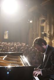 Si elle retrouve le grand pianiste michael grimaud disparu des radars depuis dix ans et le ramène sur scène, mélodie, assistante de production sous la coupe d'une boss tyrannique, sauve sa tête et peut même rêver à. Coup De Foudre Sur Un Air De Noel Le Telefilm