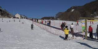 1 téléphérique, 2 télécabines, 11 télésièges, 15 téléskis, 2 tapis roulant couverts. Ou Faire De La Luge Ou Patiner En Famille Dans L Ain Ain