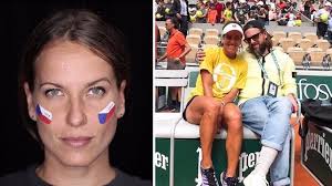 Professionnelle depuis 2000, elle compte à ce jour deux titres en simple et trente titres en double sur le circuit wta. Pritel Barbory Strycove Prisel O Praci Matejckovi Zlomila Vaz Fotka S Jeho Laskou Extra Cz