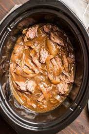 Placez la poitrine dans la mijoteuse. Porc A La Mijoteuse