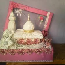 Hasil dari cara menghias kamar dengan kertas kado ini ternyata cukup artsy untuk bisa memperindah tampilan kamarmu, kok. Tips Penting Cara Membungkus Parcel Pernikahan Yang Sederhana Tapi Cantik 2018