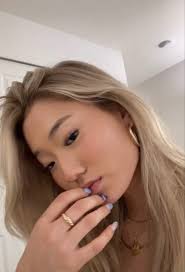 Cara Holmes (caholmes_)