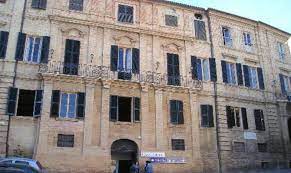 L'attuale palazzo risale alla metà del xviii secolo, quando, dietro incarico di monaldo, il canonico carlo orazio leopardi, prozio del poeta e valente architetto dell'epoca, riunì in un unico nucleo i vari edifici in cui la famiglia aveva abitato ininterrottamente fin dal secolo xiii. Casa Leopardi Monumento Edificio