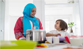 Ibu adalah sosok wanita yang berperan sebagai pelengkap dalam kehidupan rumah tangga antara suami istri, ibu dengan anak, juga antara keluarga dan saudara serta masyarakat. Ibu Rumah Tangga Kalian Istimewa Islampos
