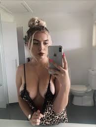 am i stacked? nudes | GLAMOURHOUND.COM