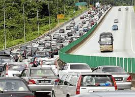Langsiran kereta api angkutan barang bbm dari stasiun madiun menuju dipo pertamina di kota madiun uniknya langsiran kereta ini melewati di jalan raya yos. Situasi Di Jalan Raya Ketika Pulang Ke Kampung Bila Tiba Hari Raya