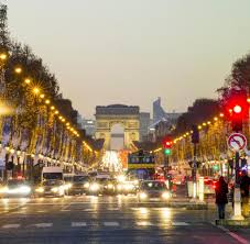 It connects arc de triomphe with the place de la concorde and is considered one of the world's most famous commercial streets. Pariser Boulevard Apple Und Nike Sollen Die Champs Elysees Vor Billigladen Retten Welt