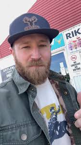 Jeffrey Earnhardt је променио своју...