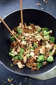 Nouilles Soba Sautees Au Poulet Brocoli Gingembre Et Noix De Cajou Chefnini Recette Nouilles Soba Recettes De Cuisine Recettes De Nouilles