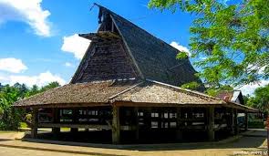 Rumah adat sumatera utara juga biasa disebut dengan bagas godang dimana arti bagas dalam bahasa mandailing adalah rumah dan godang memiliki arti banyak. 8 Keunikan Rumah Baileo Yang Wajib Diketahui Lain Dari Yang Lain