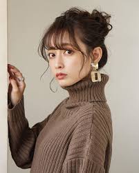 Gợi ý 2 kiểu tóc búi sang chảnh diện cùng áo len cao cổ