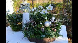 Wenn sie ihre adventsdeko selber machen möchten, dann sehen sie sich diese einfachen ideen für weihnachtsdeko für aussen an! Diy Edle Weihnachtsdeko Fur Draussen Weihnachtskranz Auf Baumscheibe Mit Christrose Youtube