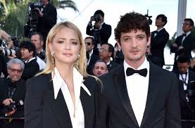 Depuis quatre ans, elle forme l'un des couples les plus glamours du cinéma avec niels schneider. Virgine Efira Confinee Avec Niels Schneider Elle A Fait Une Folle Decouverte