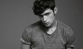 Pour 2018 en 2018 les hommes aux cheveux bouclés ont la cote mais du crâne rasé aux coupes mi longues tous les styles capillaires ont leur mot à 63 astuces pour les hommes avec des cheveux frisés coupe de cheveux homme long hiver 2015 50 coupes de coiffure homme cheveux tres long. Coupe Automne 2017 2018 Homme Stylee Idees Pour Etre Dans L Air Du Temps