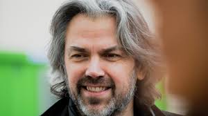 France : le député Aymeric Caron force les grilles de l'école de sa fille,  la police intervient