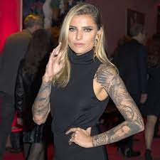 There is a tattoo on sophia's body which represents her love for her mother, and it is her mother's portrait which lies on the inner side of her left forearm. Sophia Thomalla Tattoos Diese Motive Schmucken Ihre Haut