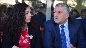 Kandidatkinja za predsednika kosova vjosa osmani ni u drugom krugu glasanja nije uspela da dobije dovoljnu podršku poslanika u skupštini. Agim Veliu Vjosa Osmani Nuk Perfaqeson Votuesit Tone Ldk S Ka Qene Kurre Ne Zemren E Saj Alb Swiss Tv