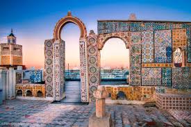 تقع تونس شمال القارة الأفريقية مقابل البحر الأبيض المتوسط، وتضم العديد من السواحل البحرية، والجبال، والكثبان الرملية في الصحراء الكبرى، كما تشتهر تونس باسم تونس الخضراء؛ وذلك بسبب وفرة المساحات الخضراء، والمناظر الطبيعية الخلابة، والشواطئ الساحرة فيها، بالإضافة إلى ذلك تتميّز بمناخها المعتدل، والعديد من المواقع الأثرية القديمة، والعمارة الإسلامية العريقة؛ لذلك تُعدّ تونس وجهةً سياحيةً للعديد من السياح حول العالم.١٢ Ù…Ø§ ØªÙƒÙ„ÙØ© Ø§Ù„Ø³ÙŠØ§Ø­Ø© ÙÙ‰ ØªÙˆÙ†Ø³ Ù…ÙˆØ³ÙˆØ¹Ø©