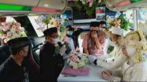 Saat momen itu terjadi, mempelai wanita terlihat salah. Kreatif Karena Ppkm Akad Nikah Di Dalam Bus