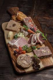 Plat A La Charcuterie Terrine De Canard Avec Pistache Terrine De Canard Terrine Pate De Campagne