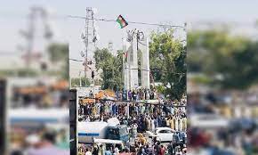 Nangarhar vilayetinin celalabad kentinde açılan taliban bayrağı yerine afganistan bayrağının yeniden asılmasını talep. F1dlv 6bfzoam