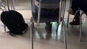 을 입고 수업에 참여하지 않는 십대 소녀가 일러스트레이션에서 고집한다  TUBEV.SEX ko