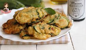 In questo caso dovrete adagiare le frittelle su una teglia foderata con carta forno e mettere a cuocere a 180°c per circa 20 minuti. Frittelle Di Zucchine Fritte E Al Forno Tutto Fa Brodo In Cucina